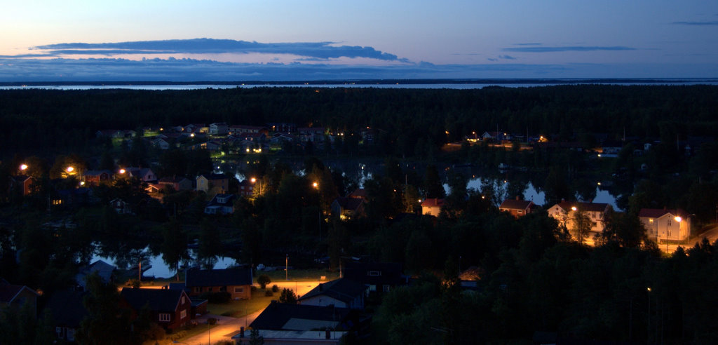 Vy från Ombergstornet, Holmsund vid ett på natten