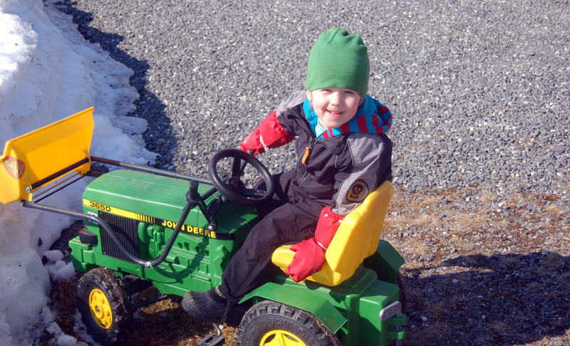 Milo tränar inför de riktiga traktorerna